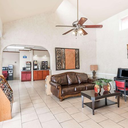 Days Inn By Wyndham San Antonio Splashtown/Att Center Екстер'єр фото