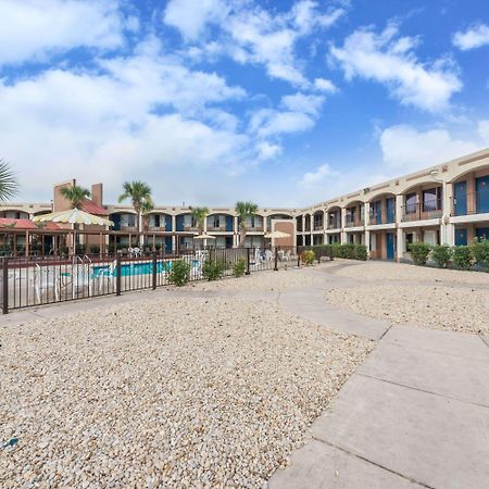 Days Inn By Wyndham San Antonio Splashtown/Att Center Екстер'єр фото