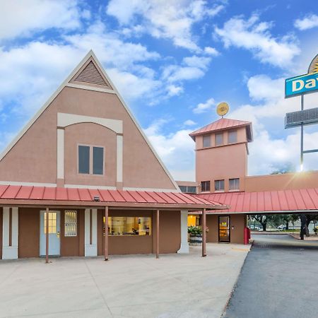 Days Inn By Wyndham San Antonio Splashtown/Att Center Екстер'єр фото