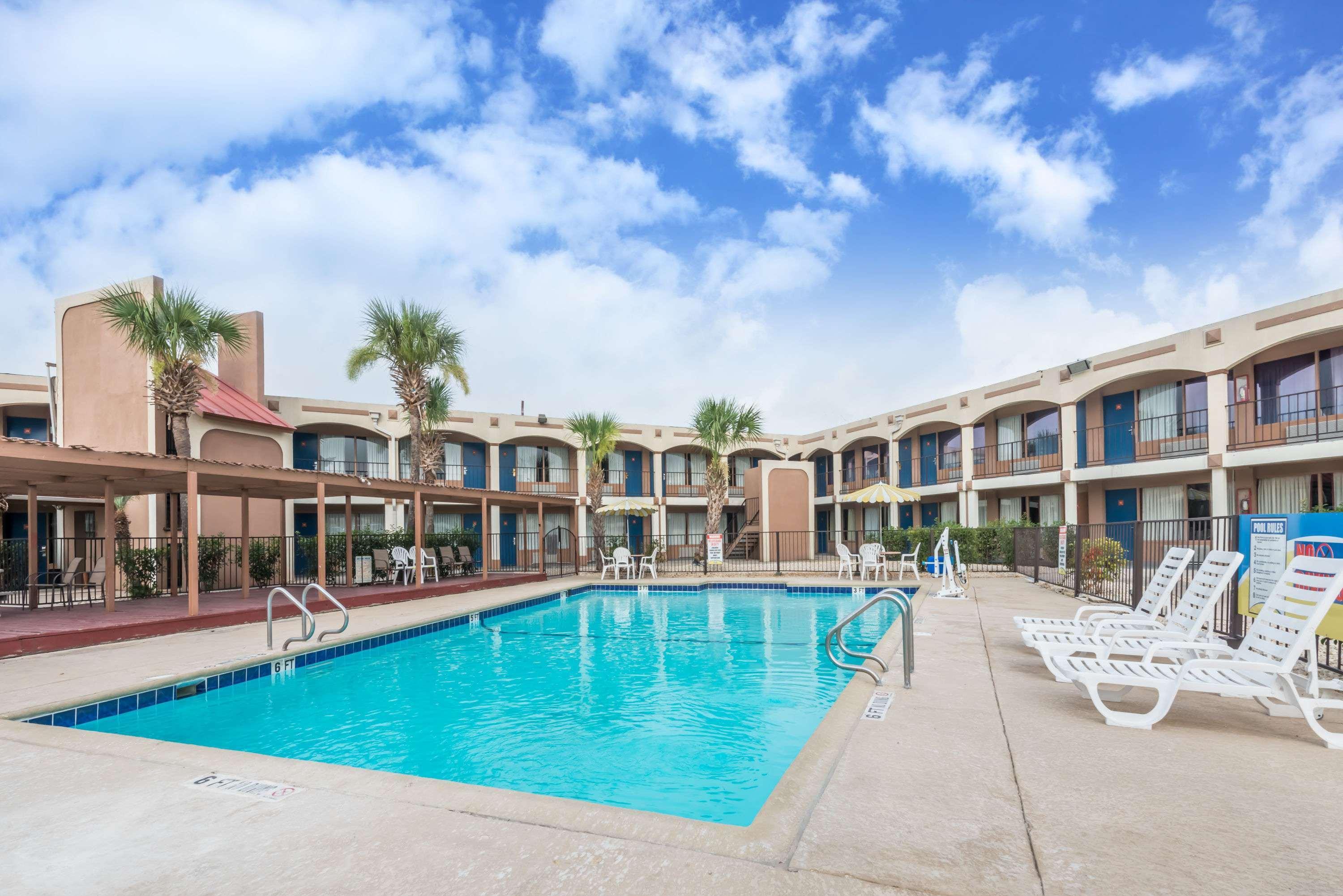Days Inn By Wyndham San Antonio Splashtown/Att Center Екстер'єр фото