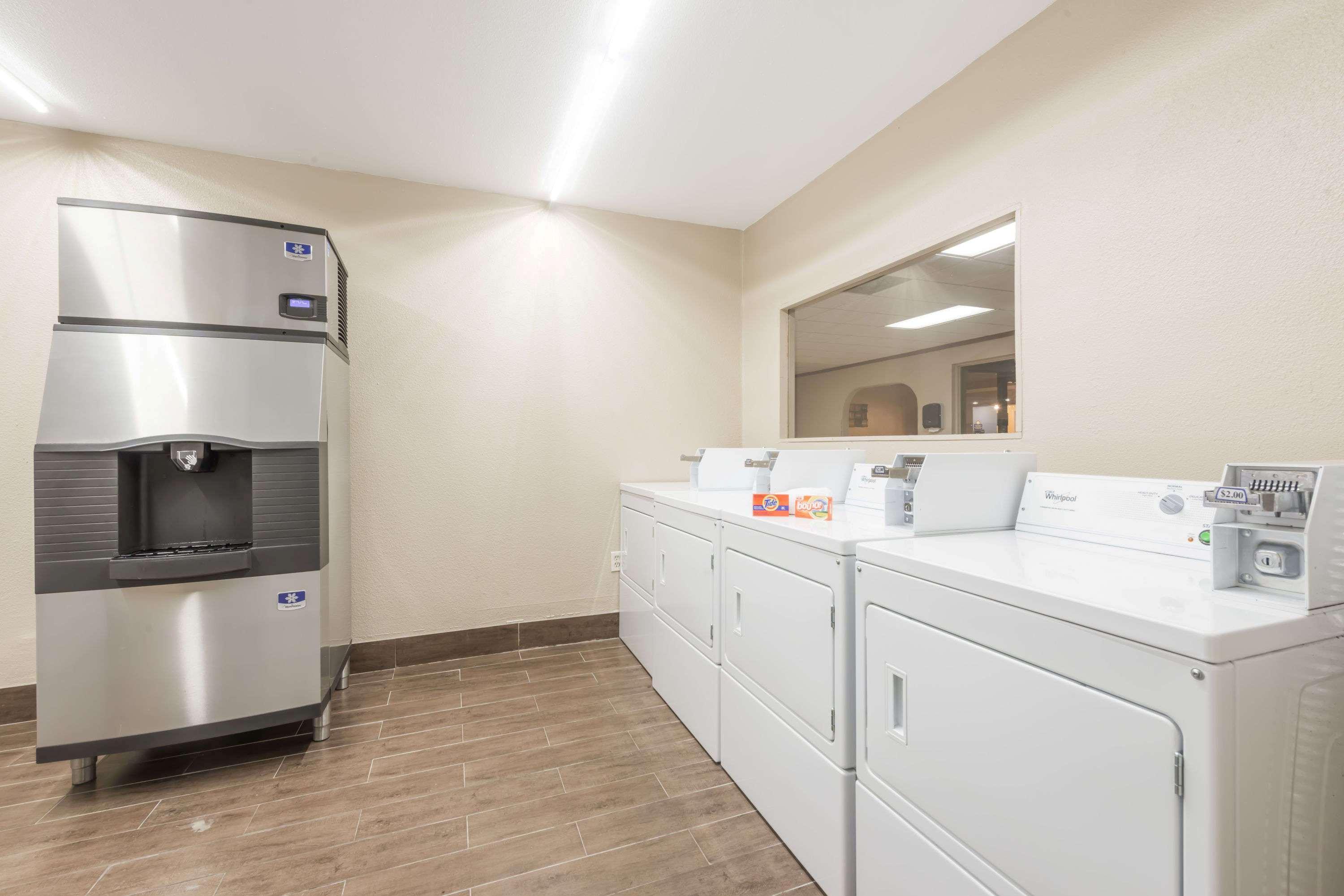 Days Inn By Wyndham San Antonio Splashtown/Att Center Екстер'єр фото