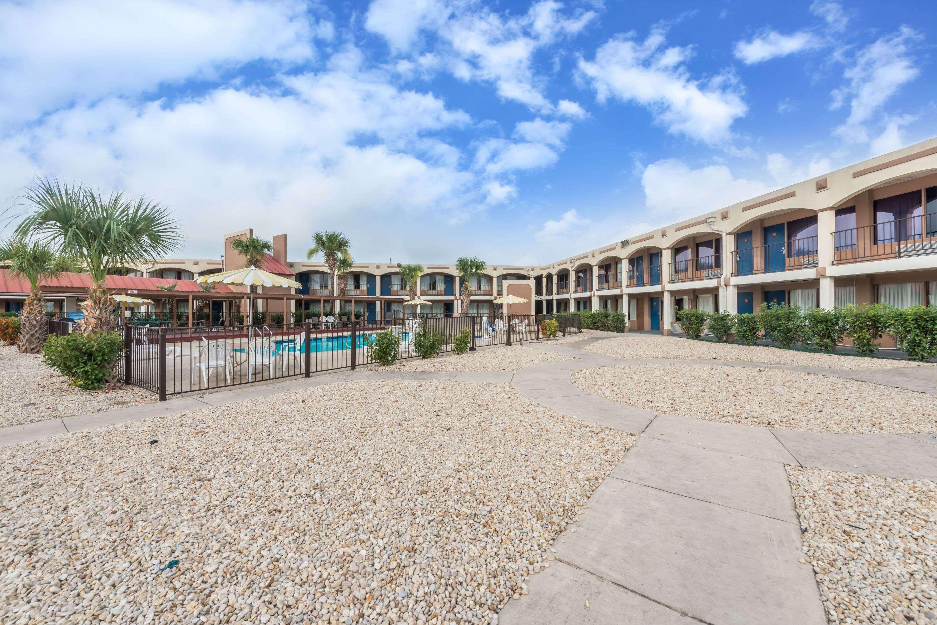 Days Inn By Wyndham San Antonio Splashtown/Att Center Екстер'єр фото
