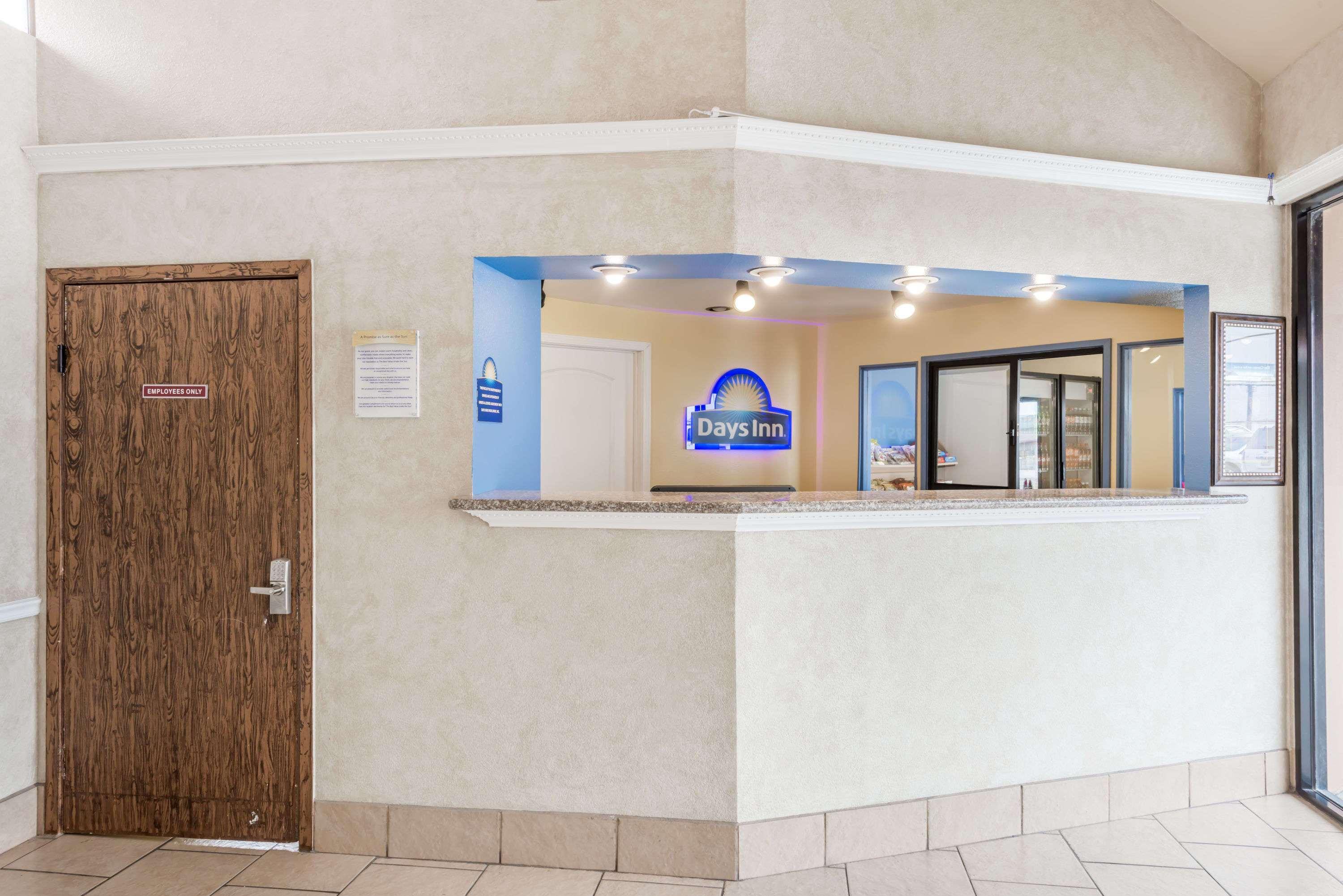 Days Inn By Wyndham San Antonio Splashtown/Att Center Екстер'єр фото
