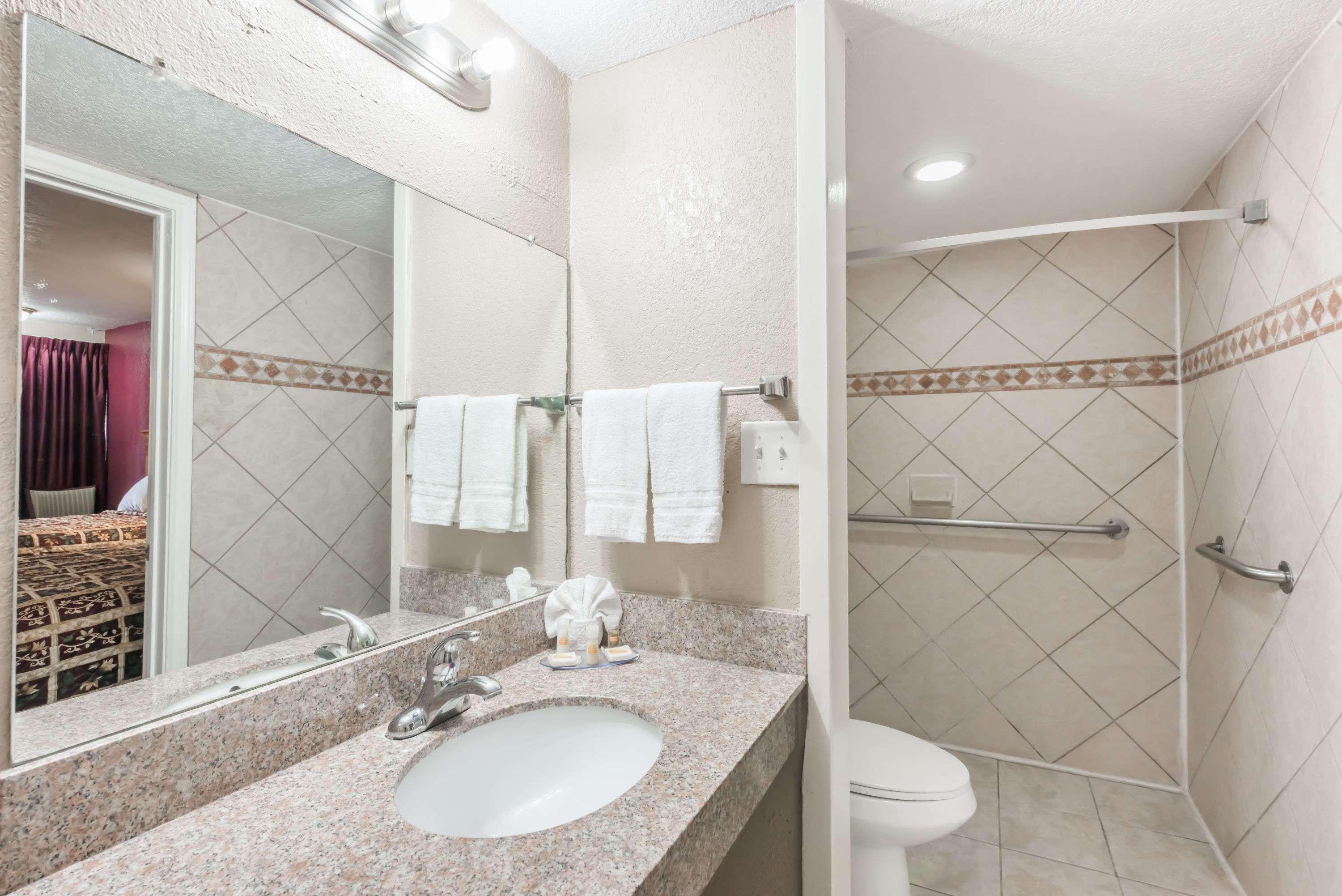 Days Inn By Wyndham San Antonio Splashtown/Att Center Екстер'єр фото