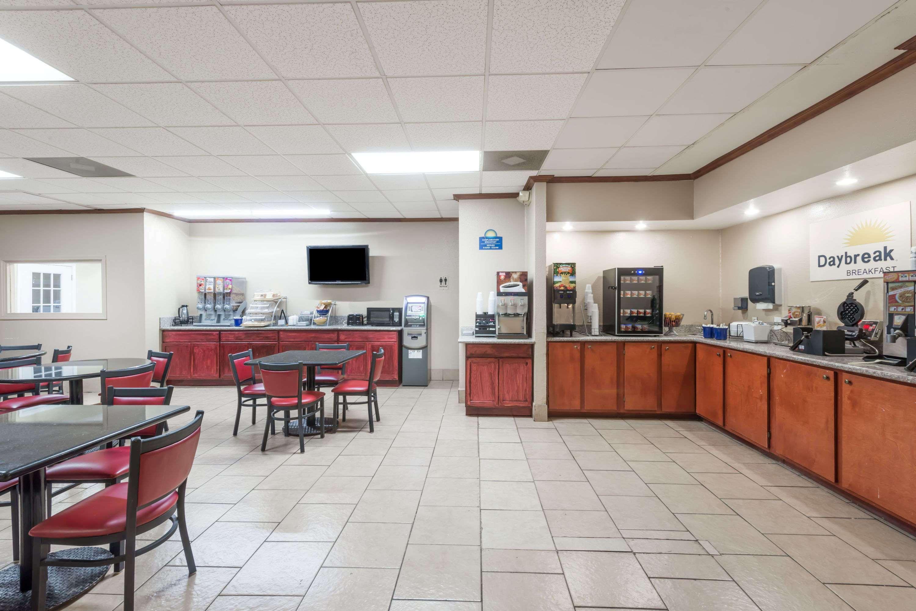 Days Inn By Wyndham San Antonio Splashtown/Att Center Екстер'єр фото
