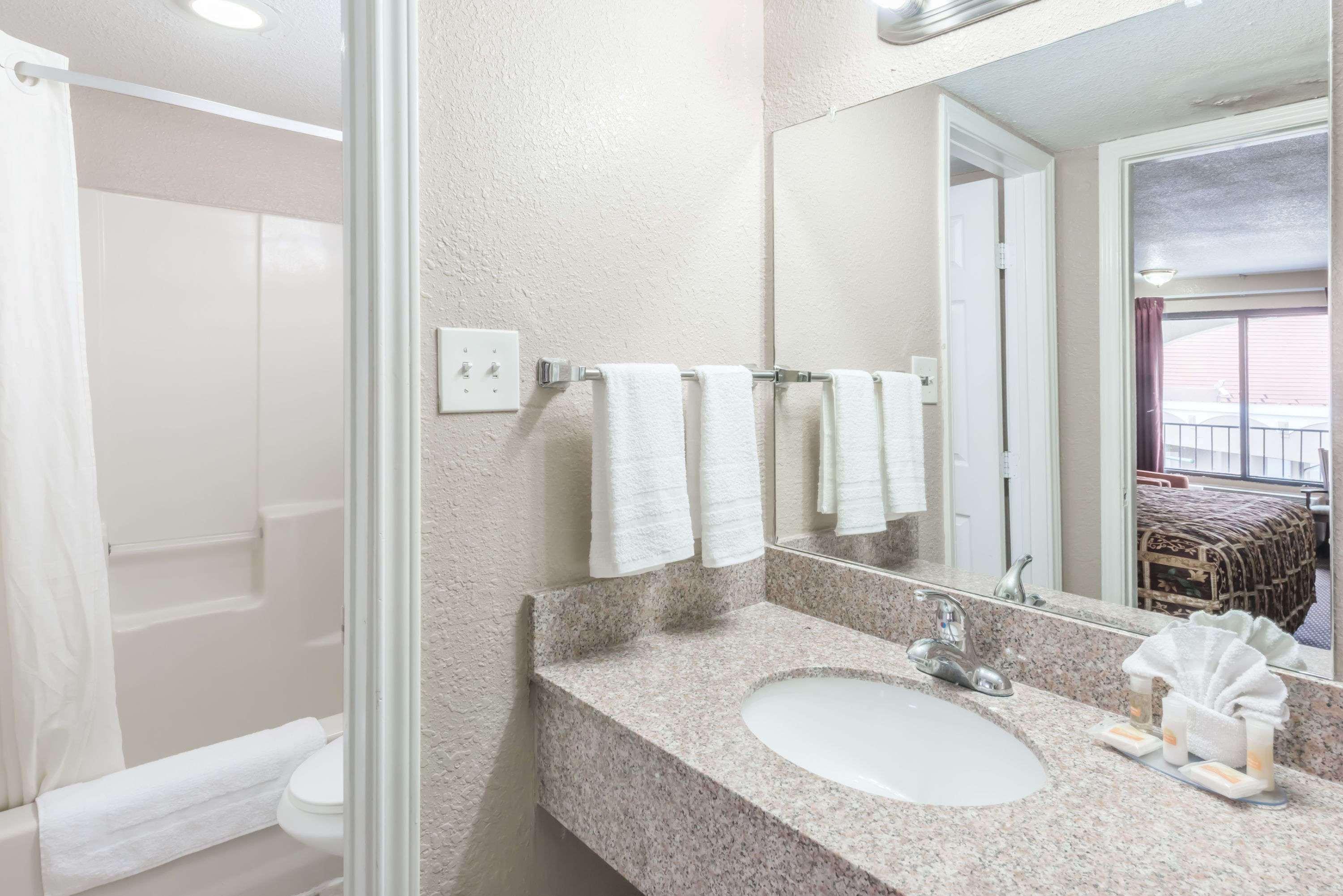 Days Inn By Wyndham San Antonio Splashtown/Att Center Екстер'єр фото