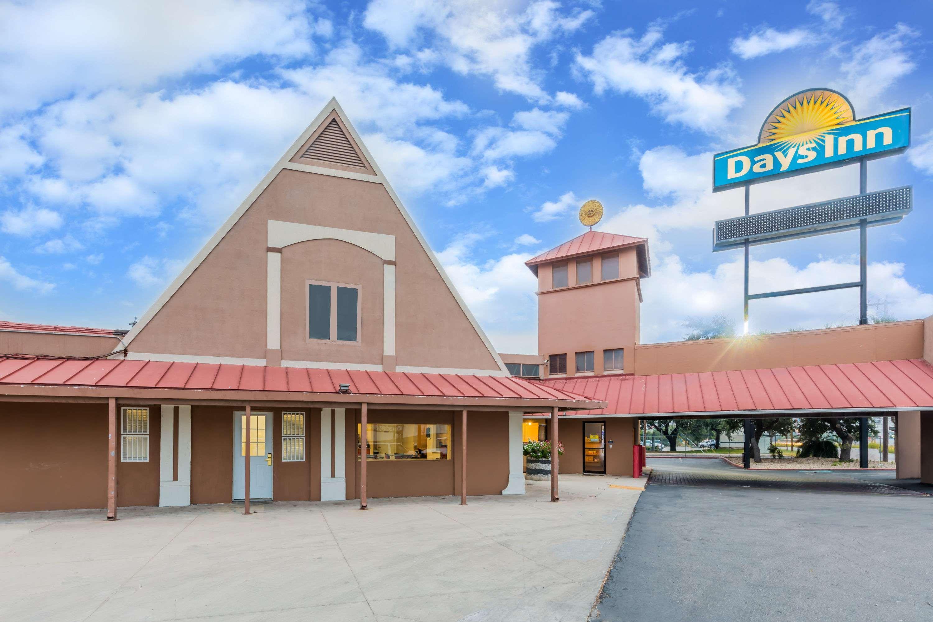 Days Inn By Wyndham San Antonio Splashtown/Att Center Екстер'єр фото