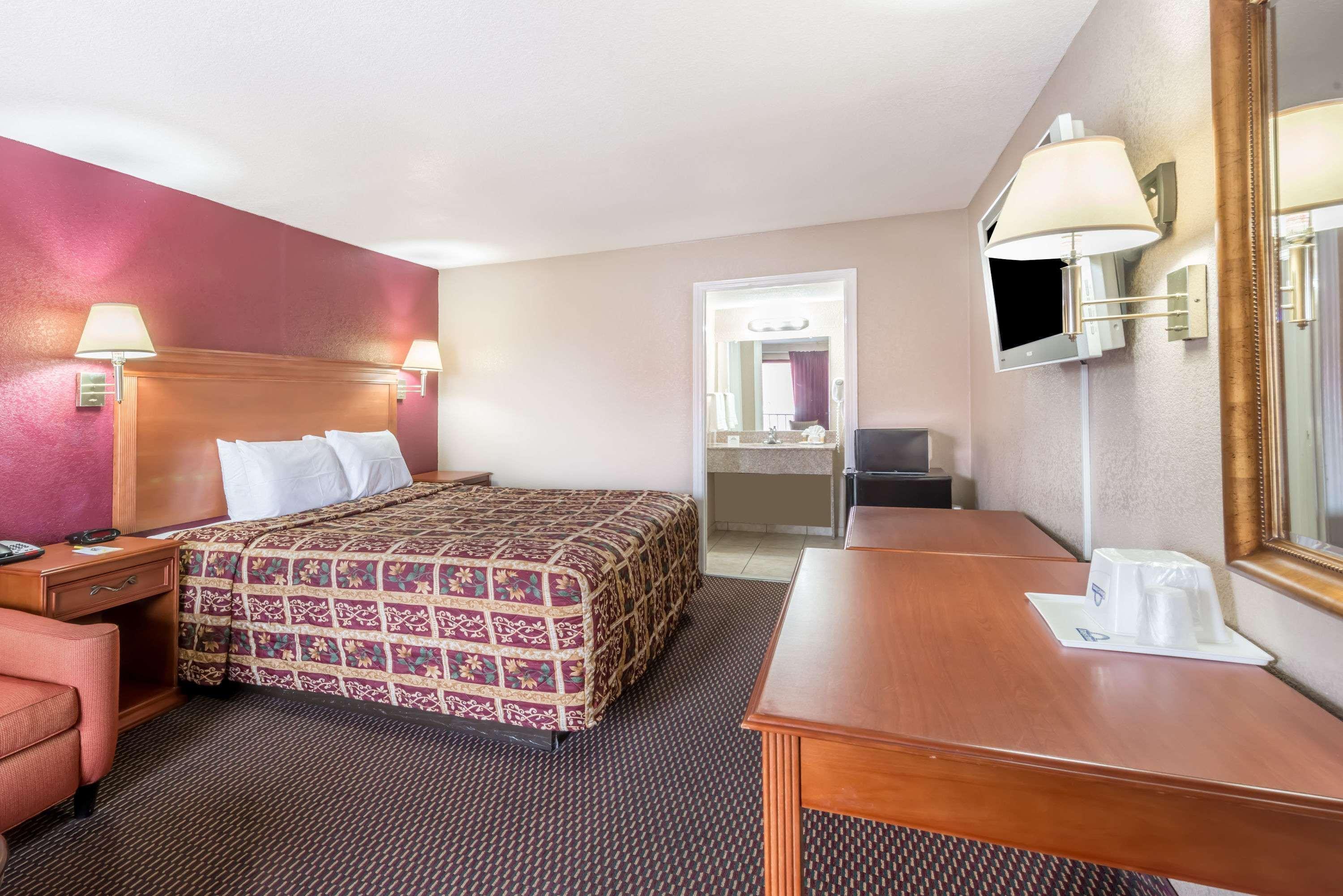 Days Inn By Wyndham San Antonio Splashtown/Att Center Екстер'єр фото
