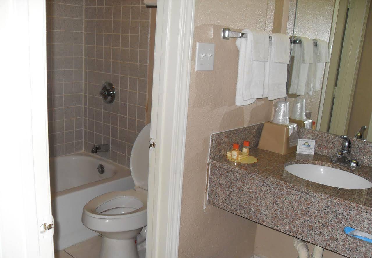 Days Inn By Wyndham San Antonio Splashtown/Att Center Екстер'єр фото